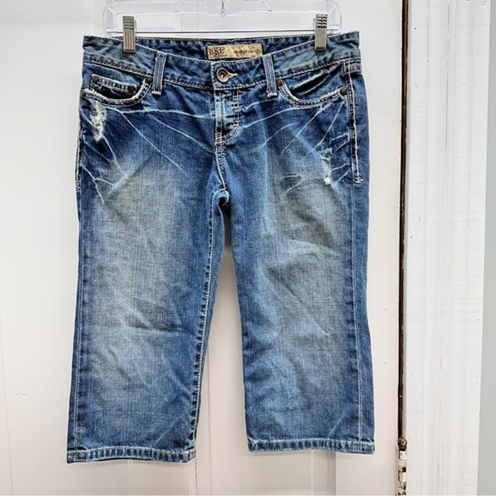 BKE Denim Madison Thick Stitch Capri Jeans Womens 27 Medium Wash Distressed 17in